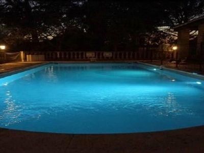 Pool. der Pool bei Nacht