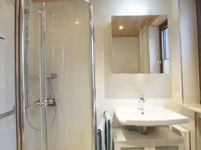 Badezimmer mit ebenerdiger Dusche