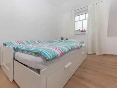 Schlafzimmer (Bett als Einzel- oder Doppelbett nutzbar)
