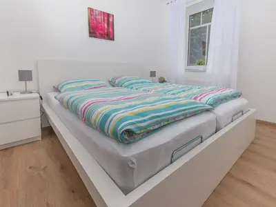 Schlafzimmer mit Doppelbett