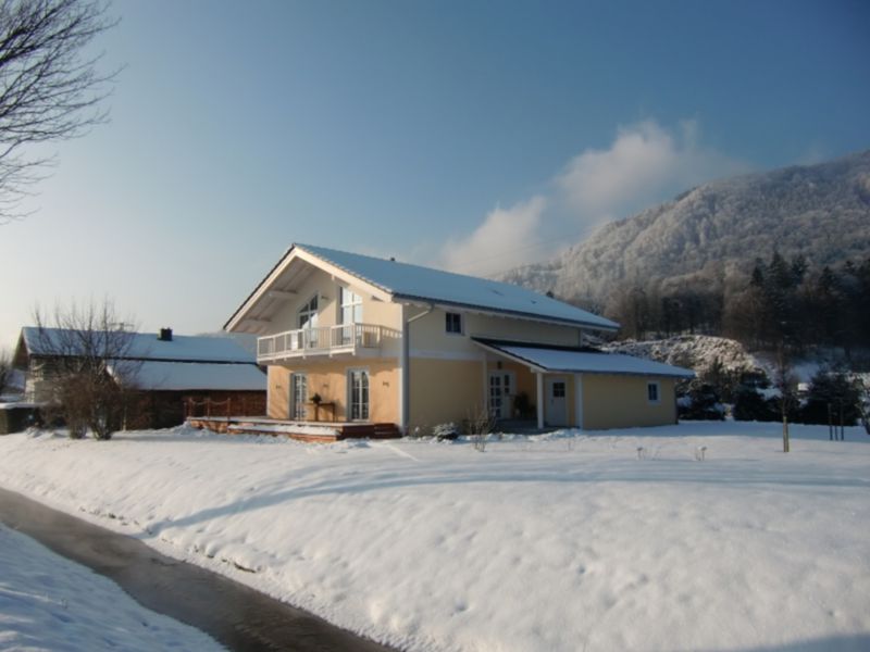 Haus Schmid im Winter, Ferienwohnung Enzian OG