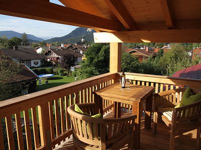 Überdachter Balkon mit Blick ins Achental