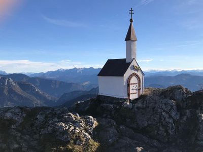 Für Bergfreunde: Am Gipfel des Hochgerns steht ein Kirchal