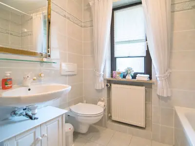 Badezimmer mit Badewanne