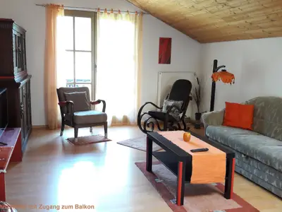 Wohnzimmer im Obergeschoss mit Zugang zum Balkon