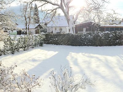 Blick in den Garten bei Schnee