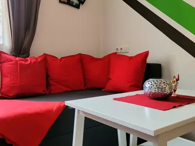 Schlafcouch mit Tisch