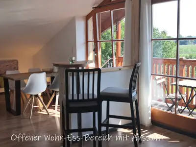 offener Wohn-Ess-Bereich mit Aussicht