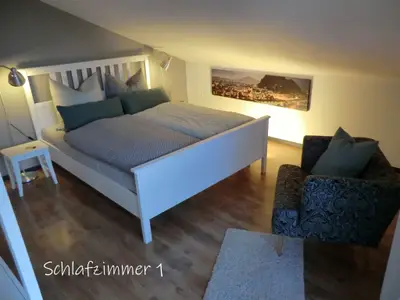 Schlafzimmer 1