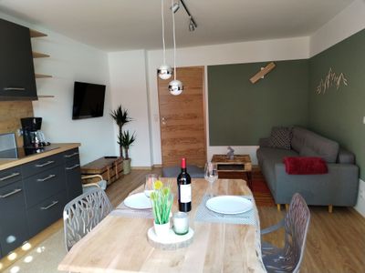 Wohnraum mit Küche und Couch