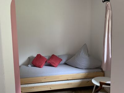 Schlafzimmer 2 mit Durchgang zu einem Einzelbett