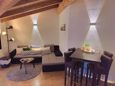 Großzügiges Wohnzimmer mit Schlafcouch & Bistrotisch