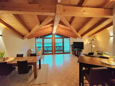 Wohnzimmer mit Esstisch und Blick zum Balkon