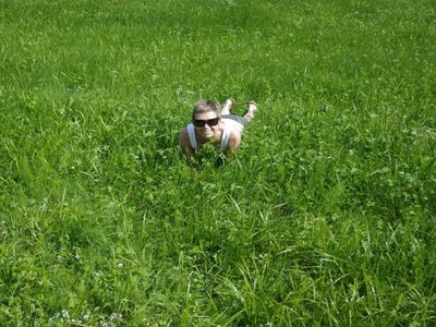 Susanne liegt in der grünen Wiese