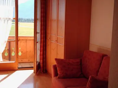 Schlafzimmer mit Balkonansicht