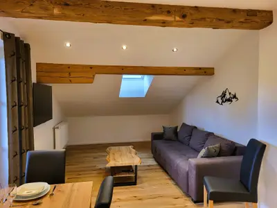 Sofa mit Tisch und Flachbildfernseher 50 zoll