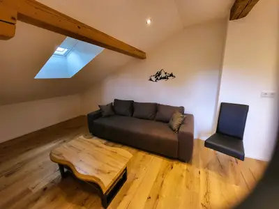 Wohnbereich mit Sofa und Tisch