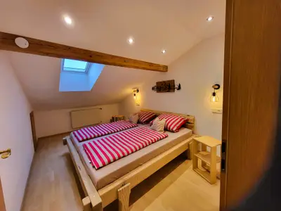 Schlafzimmer mit massivem Balkenbett aus Eiche 180x200