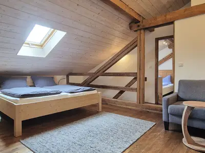 Schlafzimmer mit Sitzecke