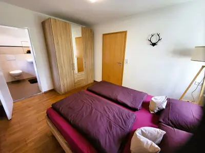 Schlafzimmer mit Bad