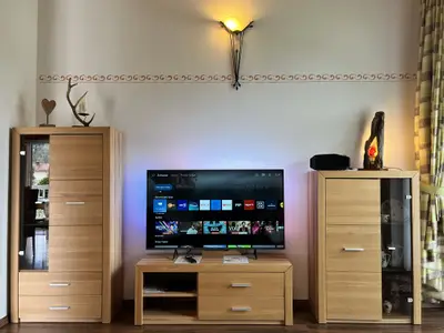 Wohnzimmer (2) mit (Kabel) HD-SMART-TV, leistungsstarkem Bluetooth-Lautsprecher uvm.