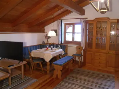 Großes Wohnzimmer im Landhausstil