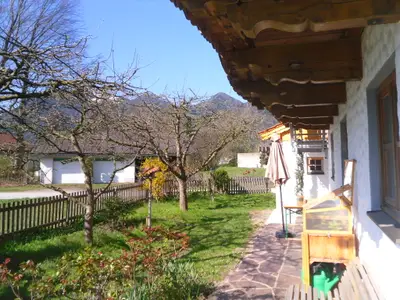 Garten mit Grillplatz mit Blick zur Hochplatte (Jahreszeit März)