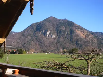 Blick vom Balkon der Ferienwohnung zum Schnappenberg und Hochlerch