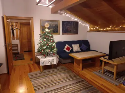 Wohnzimmer mit Winter-Deko