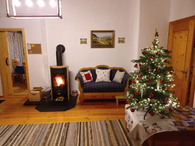 Wohnzimmer mit Kaminofen für romantische Winterabende