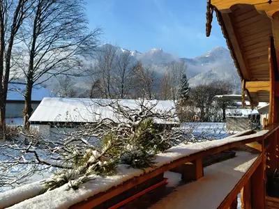 Balkonblich nach Süd-Westen zur Hochplatte 1.587 m (Sessellift fährt bis 1.100m, Berg-Gaststätte)