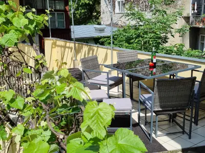 Terrasse mit Essbereich für gemütliche Abende