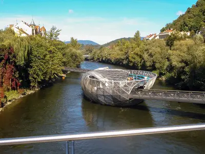 Graz,_Murinsel_vom_Edegger-Steg_(081006)