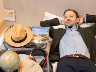 Bequeme Hotelbetten mit Reiseutensilien