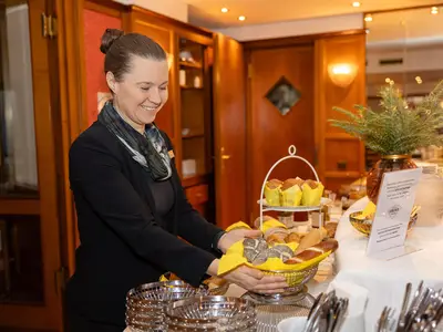 Das Frühstücksbuffet wird aufgebaut