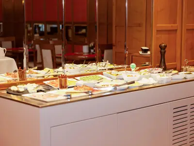 Frühstückbuffet mit Wurst, Käse und Leckereien