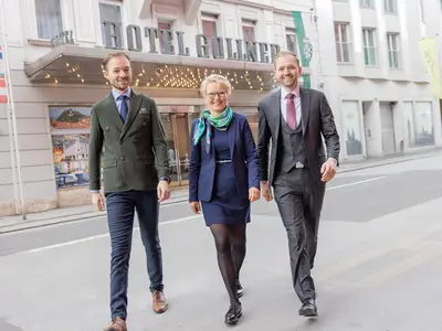 Die Hotelbetreiber vor ihrem Hotel