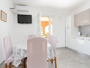 18956502-Ferienwohnung-4-Grebaštica-300x225-3