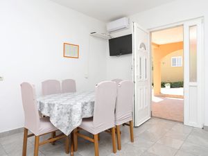 18956502-Ferienwohnung-4-Grebaštica-300x225-4