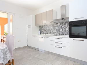 18956502-Ferienwohnung-4-Grebaštica-300x225-5