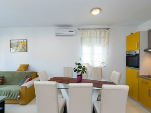 23932866-Ferienwohnung-8-Grebaštica-300x225-4