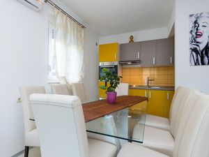 23932866-Ferienwohnung-8-Grebaštica-300x225-5