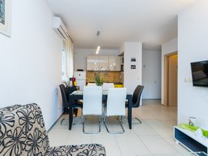 23932867-Ferienwohnung-2-Grebaštica-300x225-5