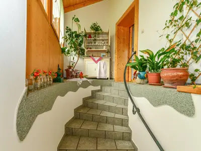 Gästeaufgang zu den Zimmern