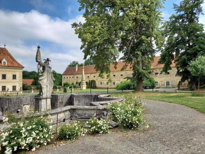 Blick aus dem Schlosspark auf die Fereinwohnungen