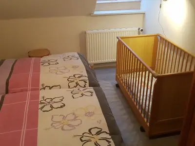 Elternschlafraum mit Kinderbett