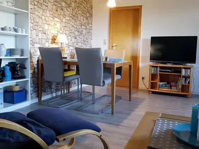 Wohnraum mit großem TV