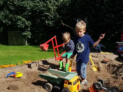 Riesensandkiste mit Sandbagger