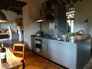 Wohnküche mit Esstisch und Kamin