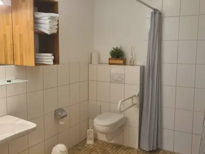 Bad mit bodenebener Dusche